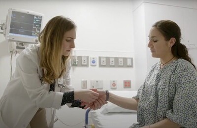 Кодирование Аквилонг в Тульском Врач держит пациентку за руку