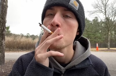 Лечение зависимости от табакокурения в Тульском Мужчина с сигаретой делает затяжку